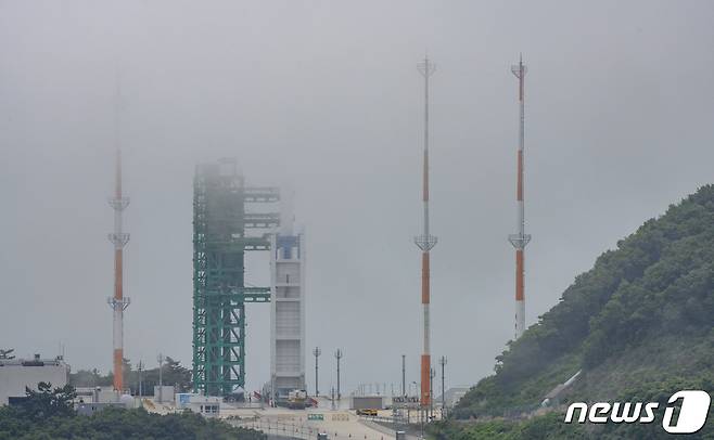 한국형 발사체 누리호(KSLV-Ⅱ)가 발사를 하루 앞둔 20일 오후 전남 고흥 나로우주센터 발사장에 기립해 있는 누리호 주변으로 짙은 해무가 드리워져 있다. 2022.6.20/뉴스1 © News1 사진공동취재단