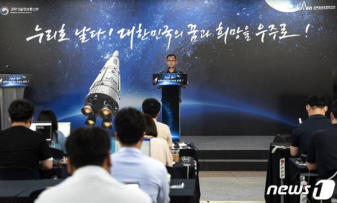 오승협 한국항공우주연구원 발사체추진기관개발부장이 20일 전남 고흥군 나로우주센터에서 누리호(KSLV-Ⅱ) 발사 준비상황을 설명하고 있다. (한국항공우주연구원 제공) 2022.6.20/뉴스1