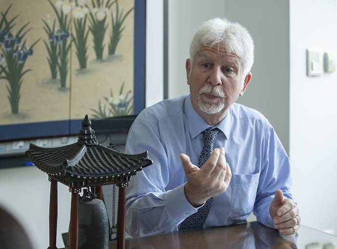 미국 조지아주 한국사무소의 피터 언더우드 소장이 지난 13일 서울 광화문 사무실에서 조지아주의 잇따른 대형 투자 유치 비결에 대해 설명하고 있다. 그는 “친기업 환경, 그리고 공무원들의 서비스 마인드”가 투자 유치의 핵심 비결이라고 말했다./박상훈 기자