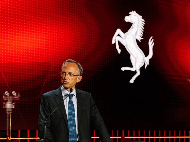 베네데토 비냐 페라리 CEO가 16일(현지시각) 이탈리아 마라넬로 페라리 본사에서 열린 '페라리 캐피탈 데이' 행사에서 페라리의 전기 스포츠카 생산 계획에 대해 발표하고 있다.