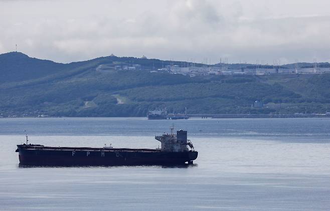 러시아 연해주의 나홋카 항구 외곽에 있는 코르미노 원유 터미널 인근 해상으로 유조선들이 지나가고 있는 모습. /로이터 연합뉴스