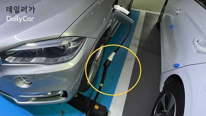 BMW X5 PHEV 차량이 젠더를 활용해 급속충전 전력을 완속충전 전력으로 변환해 충전하는 모습. 이는 불법이 아니지만, 순수 전기차 오너들의 충전기 사용을 방해하고 충전기 사업자 수익을 저해하는 요인이라는 지적이 나온다.