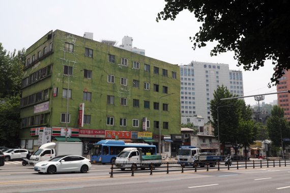 국내 최고령 충정아파트가 철거된다. 사진은 지난 17일 서울 서대문구 충정아파트 모습. 뉴시스화상