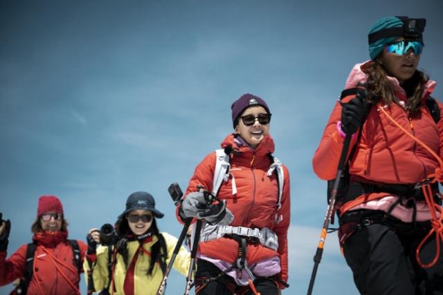 배우 이시영(오른쪽 두 번째) 이 17일 스위스 남부 발레주에 있는 해발고도 4,164m 브라이트호른을 오르고 있다. 스위스 관관청 제공