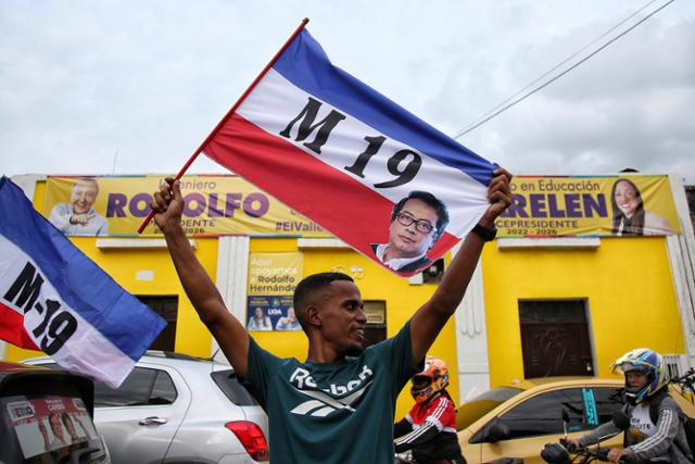 19일 치러진 콜롬비아 대선에서 좌파 연합 '역사적 조약' 구스타보 페트로 후보가 승리하자 지지자들이 수도 보고타 거리에서 깃발을 흔들며 자축하고 있다. 보고타=AP 연합뉴스