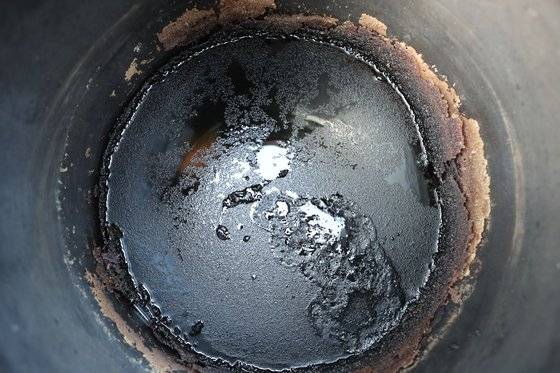 전주 '한국집'에서 관리하는 장독대, 수십년 된 씨간장은 끈적끈적한 점성을 지녔다. 신인섭 기자