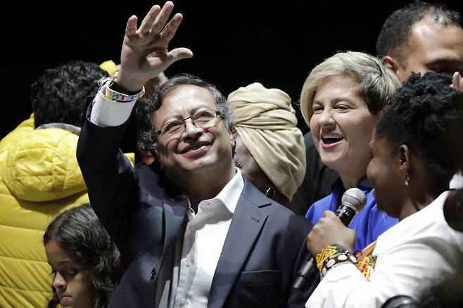 구스타포 페트로가 19일(현지시간) 콜롬비아 대선 2차 투표에서 승리를 결정짓고 손을 들어 지지자들의 환호에 응답하고 있다./EPA연합뉴스