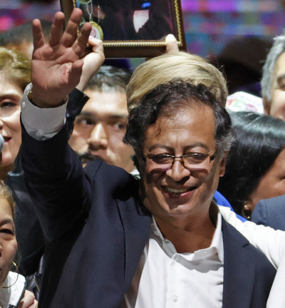 콜롬비아 역사상 첫 좌파 대통령이 된 구스타보 페트로 후보가 19일(현지시간) 당선 확정 후 지지자들에게 손을 흔들고 있다. EPA연합뉴스