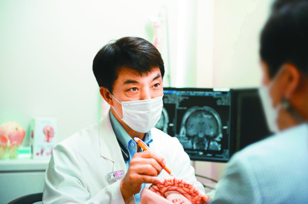국립암센터 곽호신 신경외과 전문의가 20일 뇌 모형을 활용해 뇌종양 치료법 등에 대해 설명하고 있다.