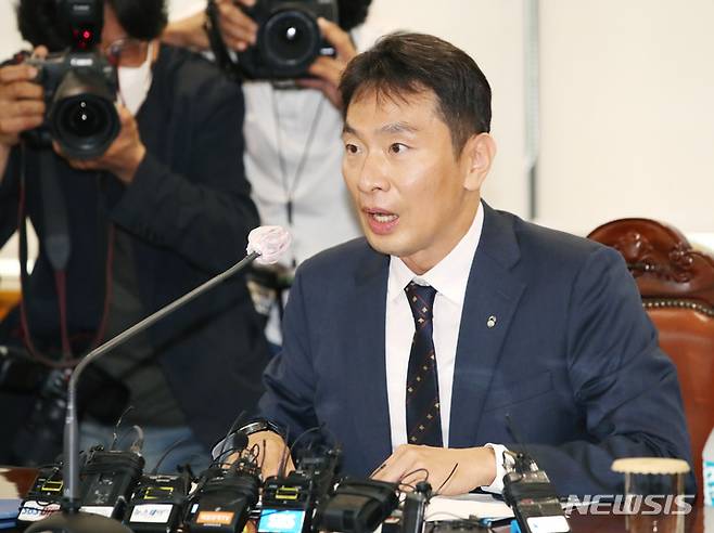 [서울=뉴시스] 김진아 기자 =  이복현 금융감독원장이 20일 오전 서울 중구 은행회관에서 열린 은행장 간담회에서 발언을 하고 있다. 2022.06.20. bluesoda@newsis.com