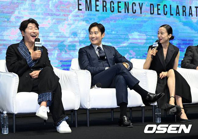 [OSEN=지형준 기자] 20일 오전 서울 소공동 웨스틴조선 호텔에서 영화 '비상선언' 제작보고회가 열렸다.  '비상선언'은 사상 초유의 항공테러로 무조건적 착륙을 선포한 비행기를 두고 벌어지는 리얼리티 항공재난 영화다.  75회 칸 국제영화제(2022) 남우주연상에 빛나는 송강호, 글로벌 스타 이병헌, 60회 칸 국제영화제(2007)&nbsp;여우주연상의 전도연, 한류스타 김남길과 임시완, 믿고 보는 연기력의 김소진과 박해준까지 전세계 관객들이 주목한 국내 배우들의 컷 하나 하나가 영화에 대한 기대감을 한층 끌어올리고 있다.  송강호, 이병헌, 전도연이 간담회를 하며 즐거워하고 있다. 2022.06.20 /jpnews@osen.co.kr