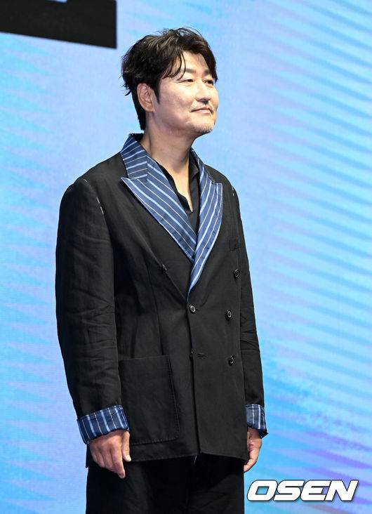 [OSEN=지형준 기자] 20일 오전 서울 소공동 웨스틴조선 호텔에서 영화 '비상선언' 제작보고회가 열렸다.  '비상선언'은 사상 초유의 항공테러로 무조건적 착륙을 선포한 비행기를 두고 벌어지는 리얼리티 항공재난 영화다.  75회 칸 국제영화제(2022) 남우주연상에 빛나는 송강호, 글로벌 스타 이병헌, 60회 칸 국제영화제(2007)&nbsp;여우주연상의 전도연, 한류스타 김남길과 임시완, 믿고 보는 연기력의 김소진과 박해준까지 전세계 관객들이 주목한 국내 배우들의 컷 하나 하나가 영화에 대한 기대감을 한층 끌어올리고 있다.  송강호가 포토타임을 하고 있다. 2022.06.20 /jpnews@osen.co.kr