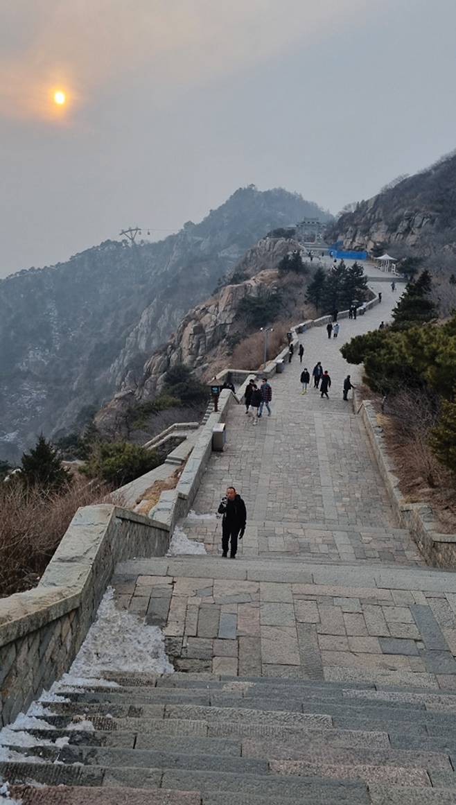 어느덧 뉘엿뉘엿 지는 해를 따라 승강장을 향해 잰걸음을 잇는다.