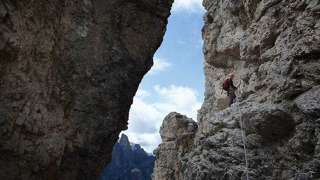 정상 마지막 마디는 다른 벽으로 건너가서 두 마디를 더 올라야 한다.
