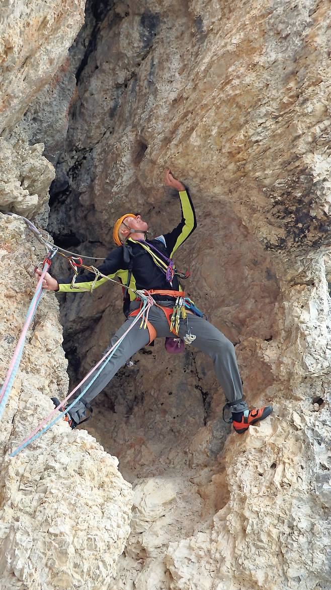등반의 크럭스를 오르기 위한 준비를 하는 에른스트.