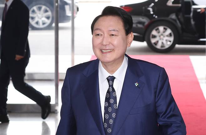 윤석열 대통령이 20일 서울 용산 대통령실 청사로 출근하고 있다. 대통령실통신사진기자단