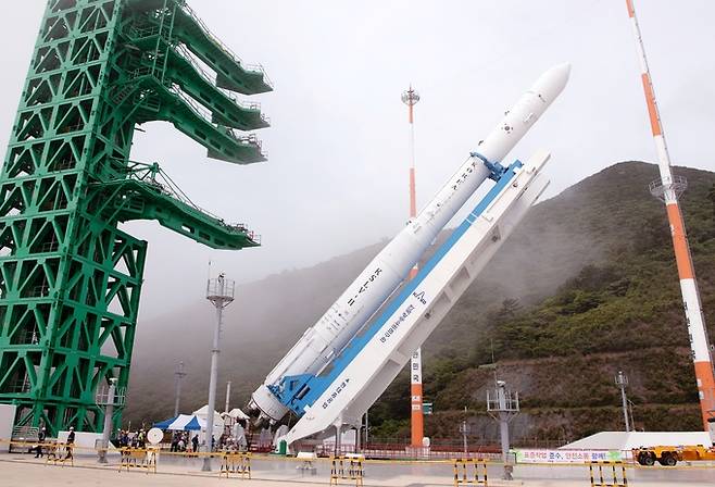 한국형 발사체 누리호(KSLV-Ⅱ) 2차 발사일을 하루 앞둔 20일 전남 고흥군 나로우주센터 발사대에서 기립하는 누리호.   한국항공우주연구원 제공.