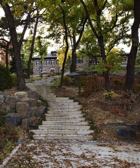 나무 사이 ‘시인의 길’을 따라가다 보면 기념관을 만날 수 있다.김용관 작가 제공