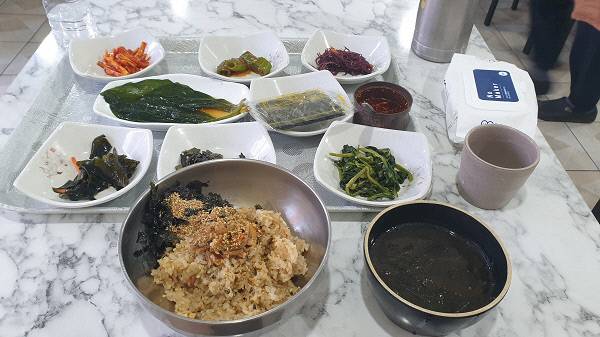 울릉아일랜드 투어패스로 이용 가능한 저동항 명가식당/김찬호 기자