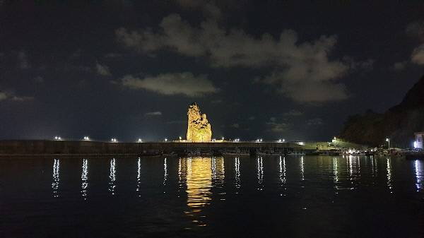 저동항 야경을 대표하는 촛대바위/김찬호 기자