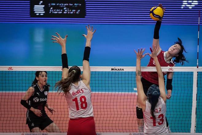 여자배구대표팀 강소휘(오른쪽)의 강타 [FIVB 홈페이지 캡처. 재판매 및 DB 금지]