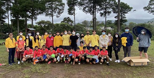 한미학교 학생들과 축구 경기 후 기념 촬영하는 장면 [화랑청소년재단 제공]