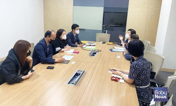 지난 5월 27일 위탁운영 사업장을 방문해 안전 보건분야 고숙련 전문가와 사업장담당자가 함께 직장어린이집 점검 후 면담하는 모습. ⓒ킨더슐레보육경영연구소