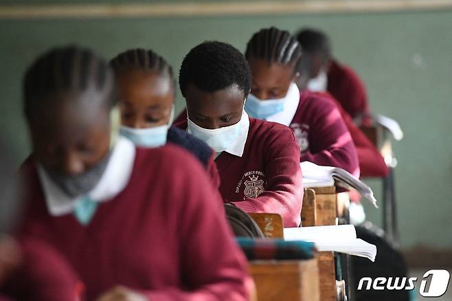 지난해 1월4일(현지시간) 케냐 수도 나이로비의 한 학교에서 학생들이 마스크를 착용한 채 수업을 듣고 있다. 2021.01.04 © AFP=뉴스1 © News1 김예슬 기자