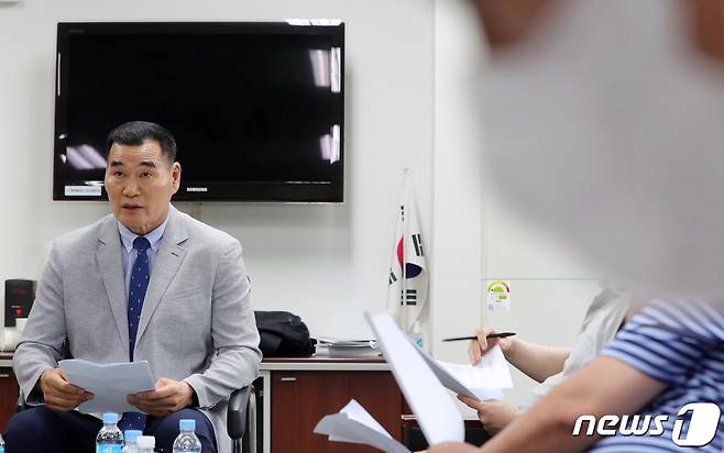 신준섭 전북도체육회 사무처장이 21일 전북 전주시 전북도체육회 기자실에서 '갑질 고발' 관련 입장을 밝히고 있다. 2022.6.21/뉴스1 © News1 유경석 기자