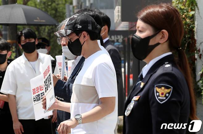 21일 서울 종로구 정부서울청사 본관 앞에서 시민단체와 이소진 경찰청 직장협의회 위원장이 행안부 경찰국 신설을 반대하며 기자회견 및 1인시위를 벌이고 있다. 2022.6.21/뉴스1 © News1 박지혜 기자