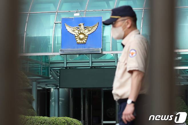 '경찰국 신설'에 대해 경찰 조직이 강하게 반발하는 가운데, 21일 오전 서울 서대문구 경찰청에 적막이 감돌고 있다. 이날 행정안전부 장관 산하 경찰제도개선자문위원회는 경찰 통제 방안을 담은 권고안을 발표할 예정이다. 2022.6.21/뉴스1 © News1 민경석 기자