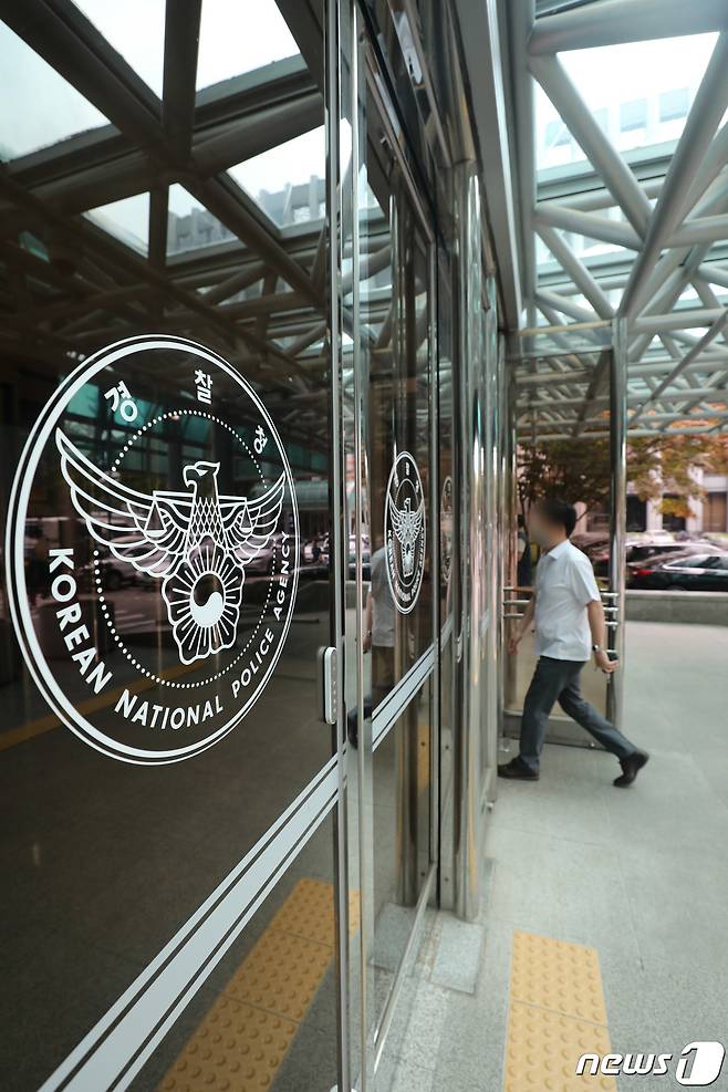 20일 서울 서대문구 경찰청에서 관계자들이 드나들고 있다. 행정안전부 산하 경찰 제도개선 자문위원회의 경찰 통제 방안 발표를 앞두고 일선 경찰들의 반발이 확산되고 있다. 또한 경찰은 통재 방안과 관련해 법적 대응을 검토하고 있다. 자문위는 21일 경찰 통제 방안이 담긴 권고안을 발표할 예정이다. 2022.6.20/뉴스1 © News1 박세연 기자