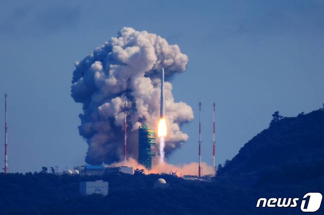 순수 국내기술로 제작된 한국형 최초 우주발사체 '누리호'(KSLV-Ⅱ)'가 21일 전남 고흥군 나로우주센터에서 발사되고 있다. 기상 문제와 기체 이상 발견으로 두 차례 미뤄진 누리호 2차 발사는 위성 모사체(더미 위성)만을 실었던 1차 발사 때와 달리, 실제 성능 검증 위성과 큐브 위성을 싣고 발사된다. 2022.6.21/뉴스1 © News1 조태형 기자