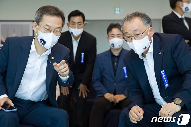 이종호 과학기술정보통신부 장관이 21일 오후 전라남도 고흥군 나로우주센터에서 이상률 한국항공우주연구원장 등과 누리호 발사를 참관 하고 있다.(과학기술정보통신부 제공) 2022.6.21/뉴스1 © News1 신웅수 기자