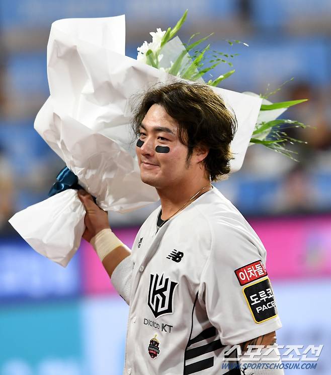 2022 KBO리그 KT 위즈와 NC 다이노스의 경기가 21일 수원 KT위즈파크에서 열렸다. 9시즌 연속 20홈런 기록을 달성한 KT 박병호가 팬들에게 인사를 건네고 있다. 수원=박재만 기자 pjm@sportschosun.com/2022.06.21/