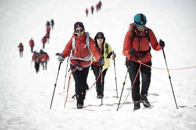 스위스정부관광청 주최 '100% 우먼' 캠페인의 일환으로 전세계 여성 산악인 80명이 지난 17일 해발고도 4,164m의 스위스 브라이트호른을 등반했다. 