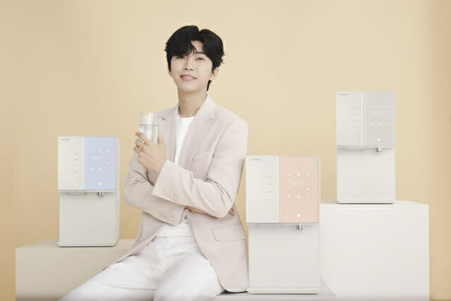 청호 직수얼음정수기 아이스트리 3종(왼쪽부터 라벤더, 피치, 오트밀베이지)와 모델 임영웅(사진=청호나이스)