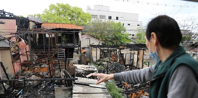 지난 27일 일본 교토부 우지시 우토로 마을에서 재일 조선인 2세 정우경(81) 씨가 작년 8월 방화로 불탄 우토로 주택에 관해 설명하고 있다. /연합뉴스