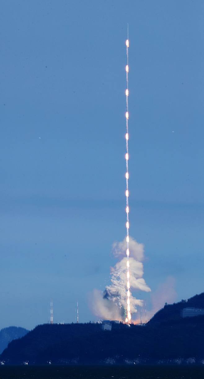 순수 국내기술로 제작된 한국형 최초 우주발사체 '누리호'(KSLV-Ⅱ)'가 21일 전남 고흥군 나로우주센터에서 발사되고 있다.. (레이어 합성) 2022.6.21/뉴스1