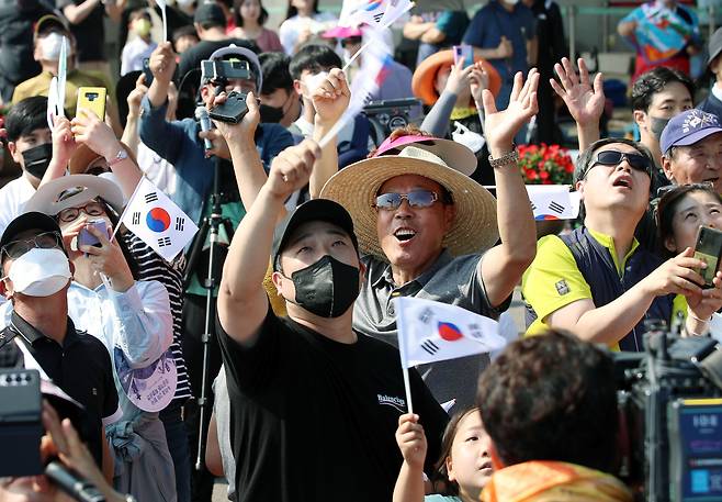 한국형 발사체 누리호(KSLV-Ⅱ) 발사일인 21일 오전 전남 고흥군 우주발사전망대에서 관람객들이 발사를 지켜보고 있다. 2022.6.21/연합뉴스