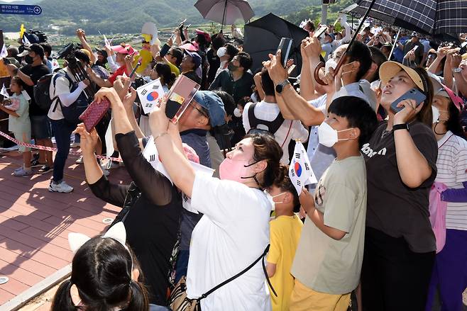 21일 오후 전남 고흥군 나로우주센터에서 누리호가 하늘로 날아오르자 시민들이 환호하고 있다. /뉴스1