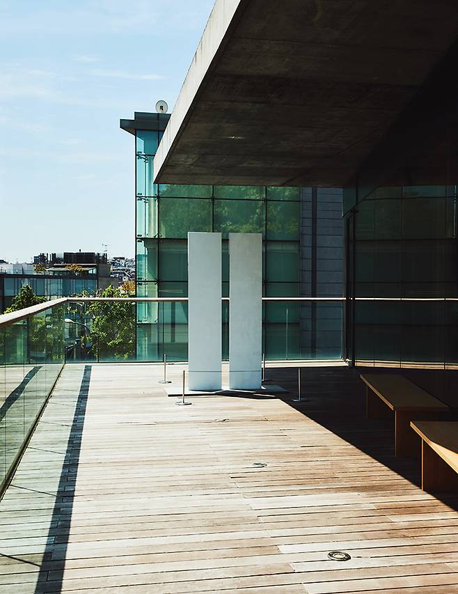 야외 테라스에 자리한 메리 코스의 설치미술 작품.