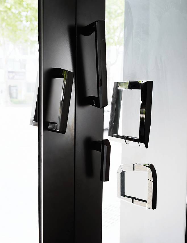 필립 파레노의 ‘Marquee’, ‘Flickering Lights’, ‘Door Handles’.