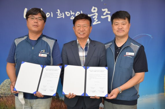 울주군 이선호 군수(가운데)와 공무원 노조가 점심시간 휴무제 시행에 대한 잠정합의서에 서명했다. 시행 시기와 방법은 실무 교섭을 통해 결정키로 했다. /사진=울주군 제공