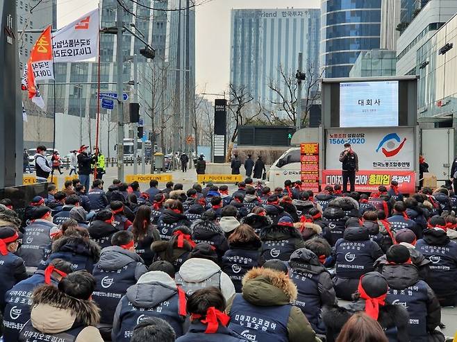 지난 2월25일 서울 여의도 아이에프시(IFC)몰 앞에서 열린 디아지오코리아노동조합 총파업 출정식. 디아지오코리아노조 제공