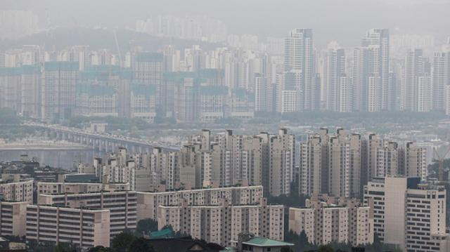 20일 오전 서울 남산에서 바라본 서울 시내 아파트의 모습. 정부는 21일 부동산관계장관회의를 열어 임차인 전월세 부담 완화와 전월세 물량 확대를 위한 임대차 보완대책과 분양가상한제 개편안을 발표했다. 연합뉴스