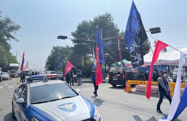 21일 경기도 하이트진로 이천공장 앞에서 화물연대 소속 화물차주들이 도로를 점유하고 가두시위를 벌이고 있다.