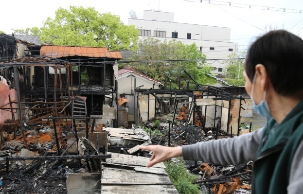 방화로 불탄 우토로 마을 건물. 연합뉴스