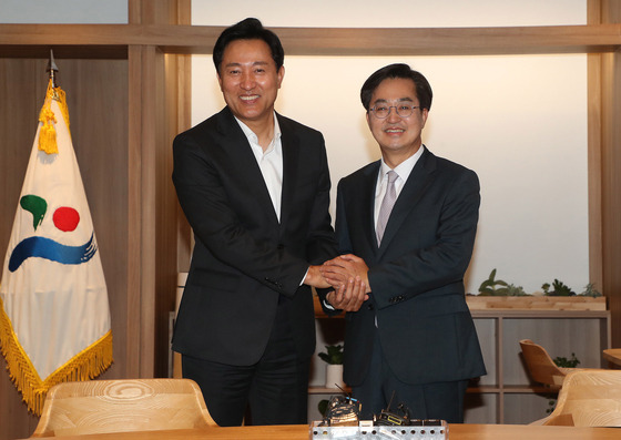 (서울=뉴스1) 송원영 기자 = 오세훈 서울시장과 김동연 경기도지사 당선인이 13일 오전 서울 중구 서울시청에서 인사를 나누고 있다. 이날 오 시장과 김 당선인은 광역버스 노선·지하철 연장 등 서울시와 경기도 간 현안을 논의했다. (공동취재) 2022.6.13/뉴스1