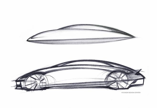 현대자동차가 전용 전기차 브랜드 아이오닉의 차기 모델인 ‘아이오닉 6(IONIQ 6, 아이오닉 식스)’의 티저 이미지를 21일 최초로 공개했다. 아이오닉 6의 디자인 컨셉 스케치를 통해 현대차가 선보일 새로운 형태인 ‘일렉트리파이드 스트림라이너(Electrified Streamliner)’의 조형적 뿌리와 그 진화 과정을 엿볼 수 있다./사진제공=현대차